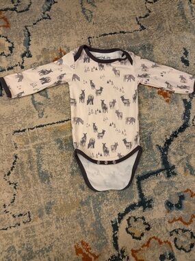 Copper Pearl Baby Long-Sleeve One-Piece Bodysuit with Deer Print - White/Grey